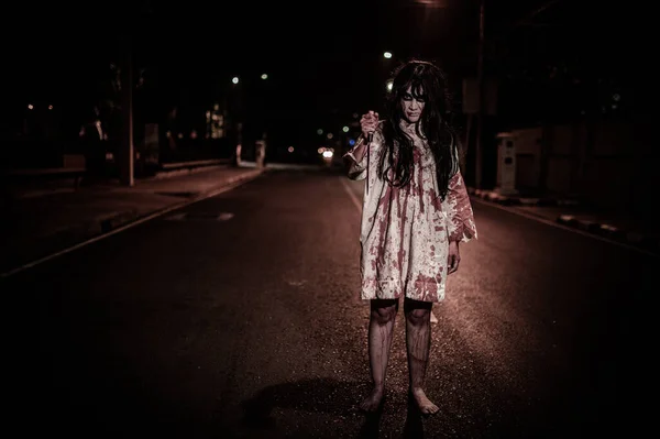 Φρίκη Γυναίκα Έννοια Φάντασμα Στο Δρόμο Στην Πόλη Ένα Εκδικητικό — Φωτογραφία Αρχείου