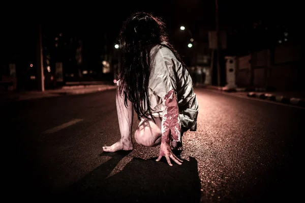 Concepto Mujer Horrorosa Fantasma Carretera Ciudad Espíritu Vengativo Calle Ciudad —  Fotos de Stock