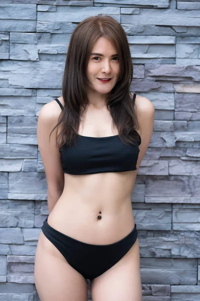 Portré Gyönyörű Ázsiai Visel Bikini Medencében Nyári Szabadidő Lány Pihentető — Stock Fotó