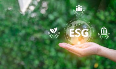 ESG çevre konsepti, kaynakların korunması, karbondioksitin azaltılması, çalışanlarla ilgilenilmesi, sanal ekran geri dönüşüm simgesine elle dokunmak. Çevresel kavram geri dönüşümü - azalt - yeniden kullanımı.