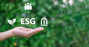 ESG çevre konsepti, kaynakların korunması, karbondioksitin azaltılması, çalışanlarla ilgilenilmesi, sanal ekran geri dönüşüm simgesine elle dokunmak. Çevresel kavram geri dönüşümü - azalt - yeniden kullanımı.
