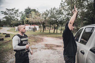 Polis ve hırsız kavramı. Polis suçluları yakalar. Kanunları çiğner.