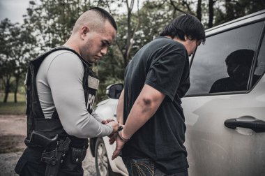 Polis ve hırsız kavramı. Polis suçluları yakalar. Kanunları çiğner.