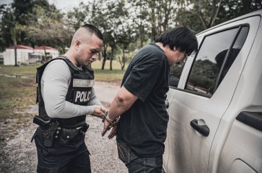 Polis ve hırsız kavramı. Polis suçluları yakalar. Kanunları çiğner.