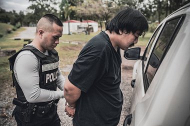 Polis ve hırsız kavramı. Polis suçluları yakalar. Kanunları çiğner.