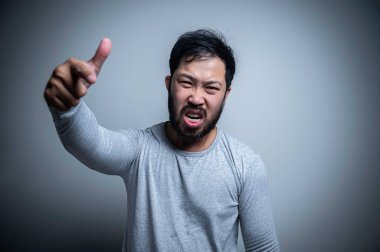 Asyalı yakışıklı adam beyaz arka planda kızgın, Stres 'li genç erkek konseptinin portresi