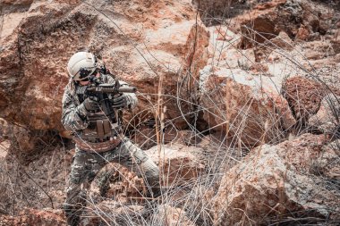 Özel kuvvetlerin askerleri çölde, Tayland 'da, orduda savaşıyor.