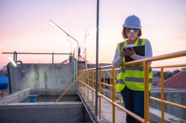 Çevre mühendisleri atık su arıtma tesislerinde, Su geri dönüşüm tesisinde tekrar kullanılmak üzere çalışan su mühendislerinde çalışıyor, kriterler dahilinde olması için sudaki klor miktarını kontrol ediyorlar..