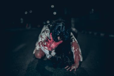 Korku kadın konsepti, şehirde yollarda hayalet, şehrin sokaklarında intikamcı bir ruh, cadılar bayramı festivali, hayalet yüzü.