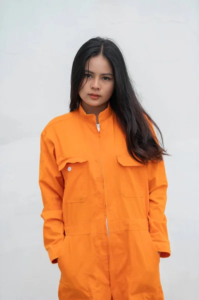 身着橙色长袍的囚犯形象 身穿白底监狱制服的亚裔女性形象 — 图库照片