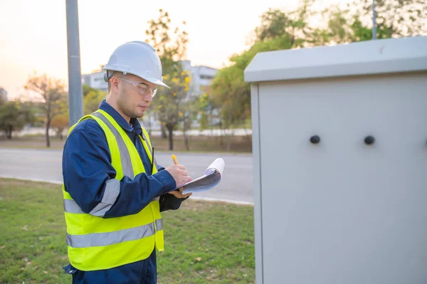 Telekomünikasyon mühendisleri 5G cep telefonu sinyalleri için baz istasyonlarında çalışıyorlar.