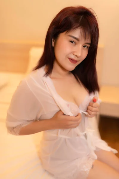Портрет Сексуальной Азиатки Спальне — стоковое фото