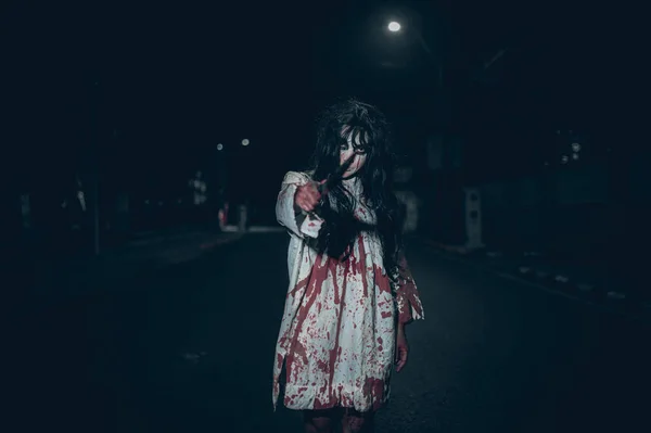 Koncepcja Kobiety Horror Duch Drodze Mieście Mściwy Duch Ulicy Miasta — Zdjęcie stockowe