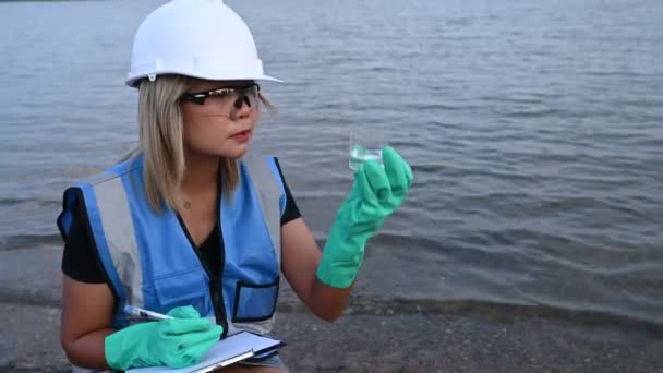 Inżynier Środowiskowy Sprawdza Jakość Wody Przynieś Wodę Laboratorium Badania Sprawdzić — Wideo stockowe