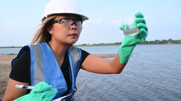 Inżynier Środowiskowy Sprawdza Jakość Wody Przynieś Wodę Laboratorium Badania Sprawdzić — Wideo stockowe
