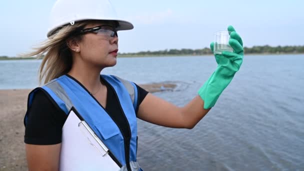 Környezetvédelmi Mérnök Ellenőrizze Víz Minőségét Hozz Vizet Laborba Vizsgálatra Ellenőrizze — Stock videók