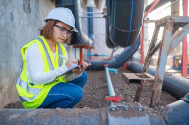 Çevre mühendisleri atık su arıtma tesislerinde, Su geri dönüşüm tesisinde tekrar kullanılmak üzere çalışan su mühendislerinde çalışıyor, kriterler dahilinde olması için sudaki klor miktarını kontrol ediyorlar..