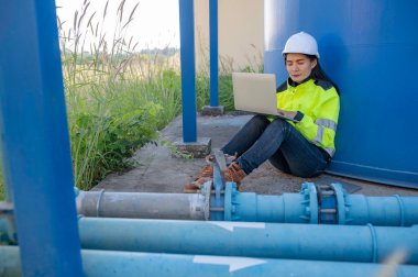 Çevre mühendisleri atık su arıtma tesislerinde çalışıyor. Su ikmali yapan kadın tesisatçı teknisyen.