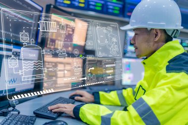 Kontrol odasında çalışan mühendis, yönetici kontrol sistemi, birçok monitörden teknisyen izleme programı.