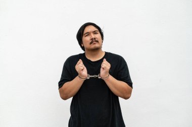 Beyaz arka planda silahlı bir hırsız, vahşi görünüşlü Asyalı bir haydut.