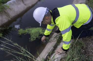 Çevre mühendisleri su kalitesini inceler, suyu test etmek için laboratuvara getirir, su ve topraktaki mineral içeriğini kontrol eder, su kaynaklarındaki kirleticileri kontrol ederler..