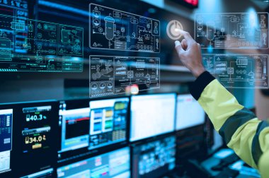 Kontrol odasında çalışan mühendis, yönetici kontrol sistemi, birçok monitörden teknisyen izleme programı.