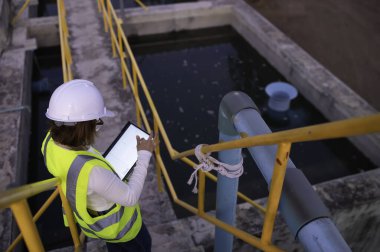 Çevre mühendisleri atık su arıtma tesislerinde, Su geri dönüşüm tesisinde tekrar kullanılmak üzere çalışan su mühendislerinde çalışıyor, kriterler dahilinde olması için sudaki klor miktarını kontrol ediyorlar..