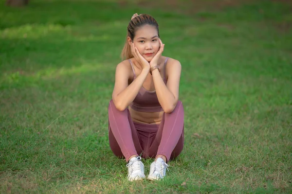 Азиатская Красивая Стройная Женщина Парке Девочка Любит Здоровые Упражнения Подростки — стоковое фото