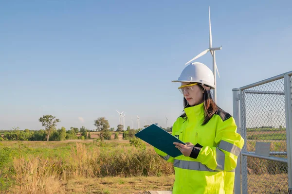 Asiatische Ingenieurinnen Arbeiten Und Halten Den Bericht Windkraftpark Power Generator — Stockfoto