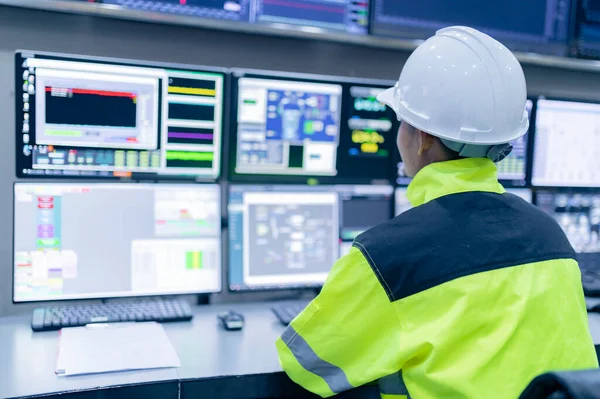 Kontrol odasında çalışan mühendis, yönetici kontrol sistemi, birçok monitörden teknisyen izleme programı.