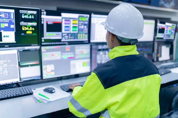 Kontrol odasında çalışan mühendis, yönetici kontrol sistemi, birçok monitörden teknisyen izleme programı.
