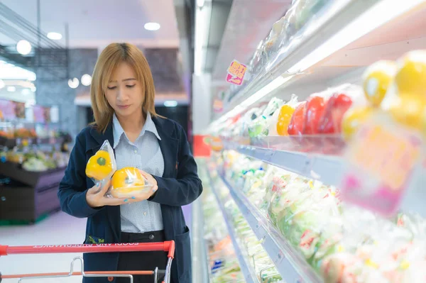 Asiático Bela Mulher Compras Com Carrinho Supermercado — Fotografia de Stock