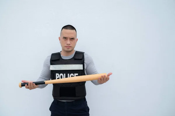 Retrato Polícia Segurar Arma Mão Fundo Branco Bonito Asiático Policial — Fotografia de Stock
