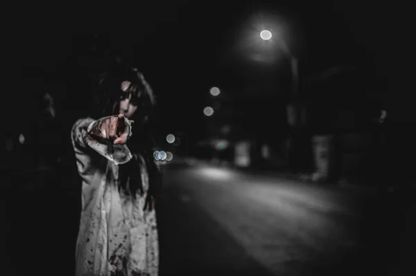 恐怖女人的概念 城市路上的鬼魂 城镇街上的复仇精灵 万圣节 化作鬼脸 — 图库照片