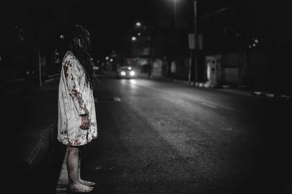 Концепция Женщины Ужаса Призрак Дороге Городе Мстительный Дух Улице Города — стоковое фото