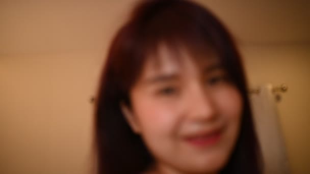 Hermosa Sexy Mujer Asiática Sosteniendo Pecho Dormitorio — Vídeo de stock
