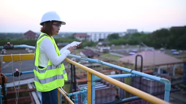 Aziatische Ingenieur Vrouw Signaal Vest Helm Bouwplaats — Stockvideo