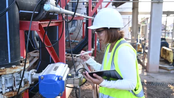 Asiatique Ingénieur Femme Dans Signal Gilet Casque Sur Chantier Construction — Video