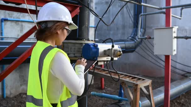 Asiático Ingeniero Mujer Señal Chaleco Casco Construcción — Vídeos de Stock