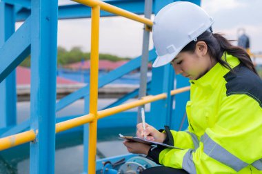 Çevre mühendisleri atık su arıtma tesislerinde, Su geri dönüşüm tesisinde tekrar kullanılmak üzere çalışan su mühendislerinde çalışıyor, kriterler dahilinde olması için sudaki klor miktarını kontrol ediyorlar..