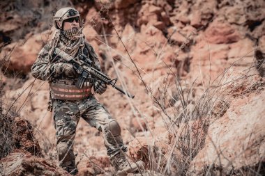 Özel kuvvetlerin askerleri çölde, Tayland 'da, orduda savaşıyor.