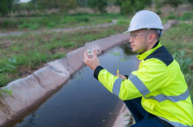 Çevre mühendisleri su kalitesini inceler, suyu test etmek için laboratuvara getirir, su ve topraktaki mineral içeriğini kontrol eder, su kaynaklarındaki kirleticileri kontrol ederler..