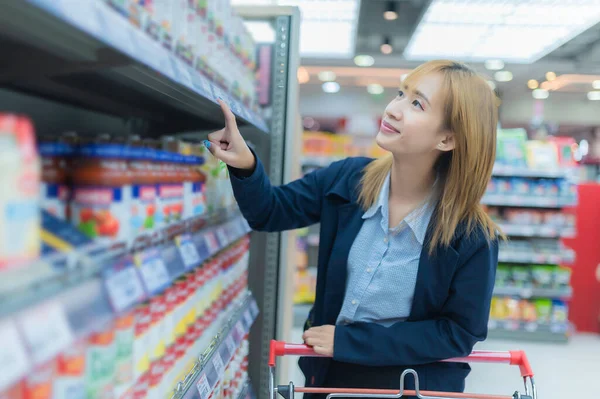 Азиатская Красивая Женщина Корзиной Супермаркете — стоковое фото
