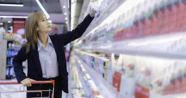 Asiático Bela Mulher Compras Com Carrinho Supermercado — Fotografia de Stock