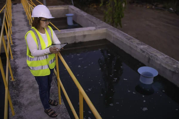 Umweltingenieure Arbeiten Kläranlagen Wasserversorgungstechniker Arbeiten Wasseraufbereitungsanlagen Zur Wiederverwendung Überprüfen Der — Stockfoto