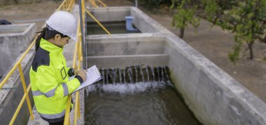 Çevre mühendisleri atık su arıtma tesislerinde, Su geri dönüşüm tesisinde tekrar kullanılmak üzere çalışan su mühendislerinde çalışıyor, kriterler dahilinde olması için sudaki klor miktarını kontrol ediyorlar..