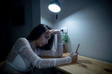 Asyalı kadın gece yatakta akıllı telefonla oyun oynuyor, Taylandlılar, sosyal medya bağımlısı.