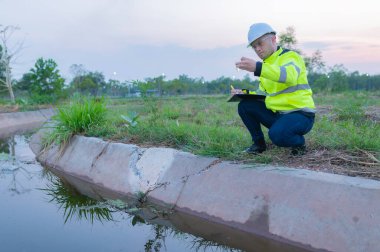 Çevre mühendisleri su kalitesini inceler, suyu test etmek için laboratuvara getirir, su ve topraktaki mineral içeriğini kontrol eder, su kaynaklarındaki kirleticileri kontrol ederler..