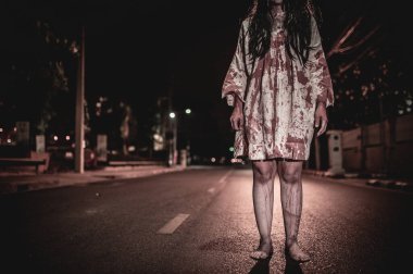 Korku kadın konsepti, şehirde yollarda hayalet, şehrin sokaklarında intikamcı bir ruh, cadılar bayramı festivali, hayalet yüzü.