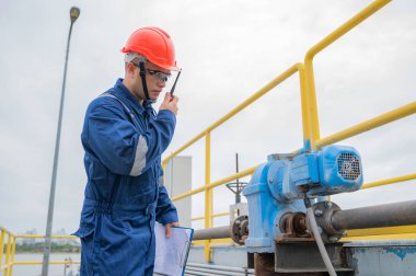 Su tesisi bakım teknisyenleri, makine mühendisleri su arıtma tesisinin kontrol sistemini kontrol edin..